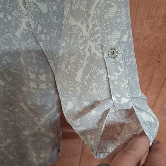 MAURICES SIZE MEDIUM GRAY V-NECK BLOUSE - Picture 3 of 3